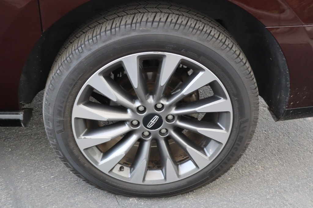 Used 2018 Lincoln Navigator L Select RWD image 16