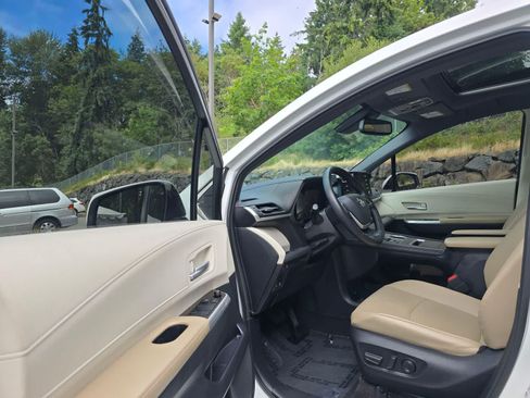 Used 2021 Toyota Sienna XLE FWD image 23