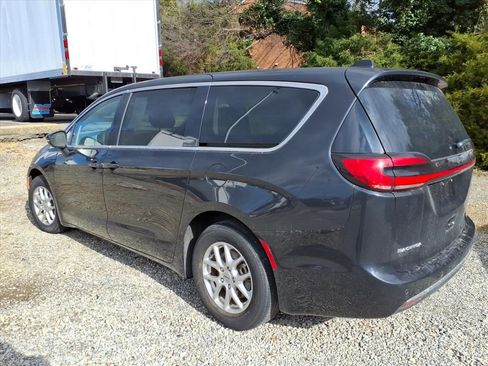 Used 2023 Chrysler Pacifica Touring-L image 4
