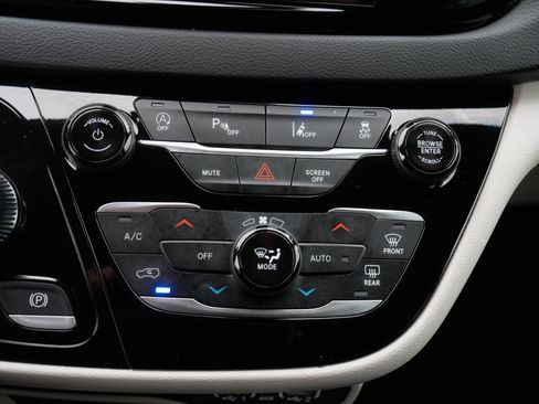 Certified 2024 Chrysler Pacifica Touring-L image 23