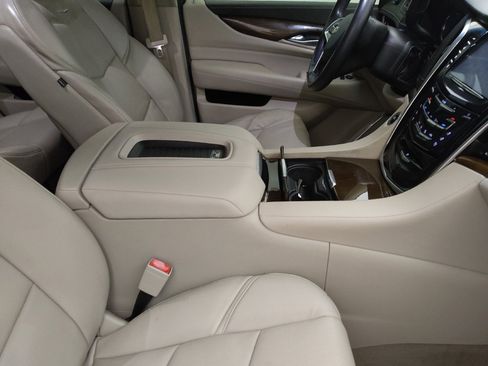 Used 2018 Cadillac Escalade Luxury image 21