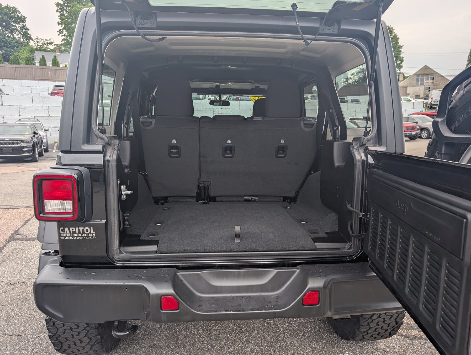 Used 2022 Jeep Wrangler Unlimited Sport w/ Xtreme Recon 35" Tire Package AWD/4WD image 26