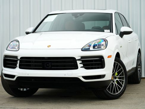 Used 2023 Porsche Cayenne Platinum Edition image 3