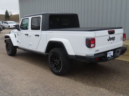 Used 2022 Jeep Gladiator Sport AWD/4WD image 9