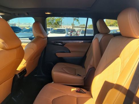 Used 2023 Toyota Highlander Platinum image 9