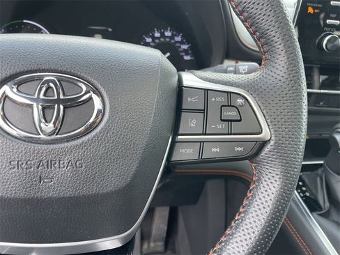 Used 2022 Toyota Sienna XSE image 19