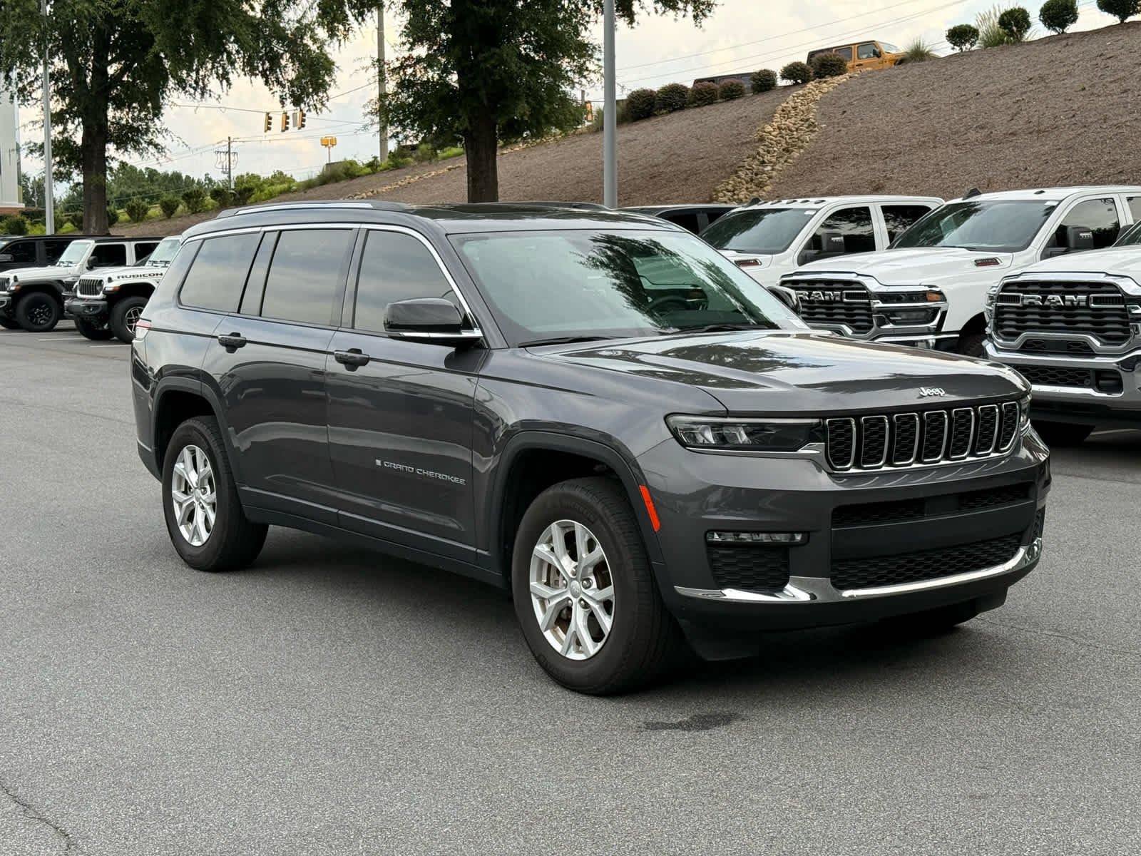 Used 2023 Jeep Grand Cherokee L Limited AWD/4WD image 7
