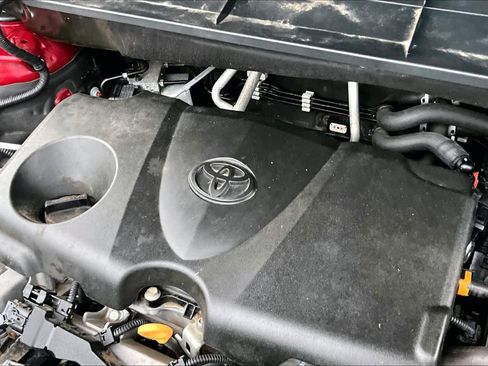 Used 2021 Toyota Highlander XLE image 32