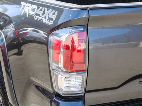 Used 2021 Toyota Tacoma TRD Off-Road w/ Technology Package AWD/4WD image 9
