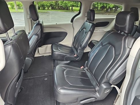 Used 2023 Chrysler Pacifica Touring-L FWD image 21