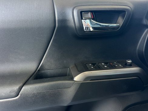 Used 2017 Toyota Tacoma TRD Sport w/ Tow Package image 10