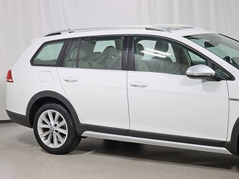 Used 2017 Volkswagen Golf Alltrack SE image 3