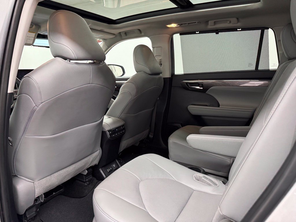 Used 2025 Toyota Highlander Platinum AWD/4WD image 18