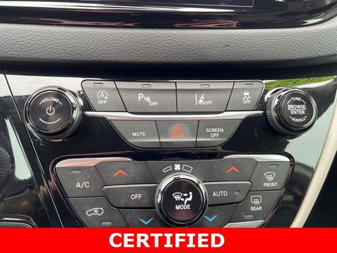 Certified 2022 Chrysler Pacifica Touring-L image 28