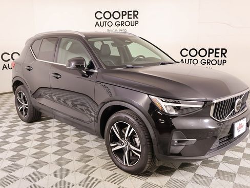 Used 2023 Volvo XC40 B4 Plus image 1