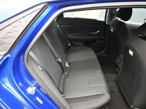 Certified 2025 Hyundai Elantra SE FWD image 22
