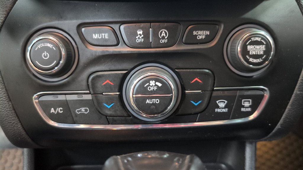 Used 2019 Jeep Cherokee Trailhawk AWD/4WD image 15