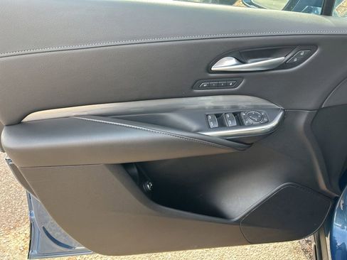 Used 2025 Cadillac XT4 Premium Luxury image 11