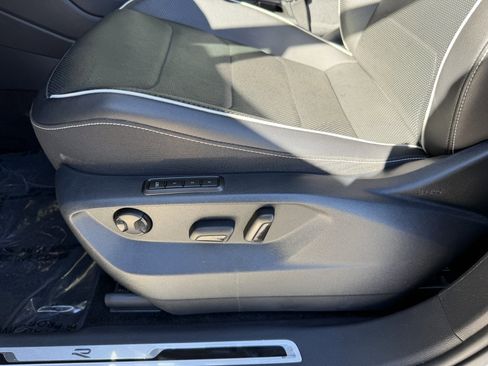 Used 2022 Volkswagen Tiguan SEL R-Line image 31