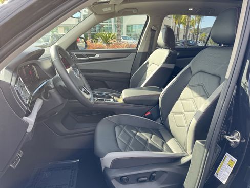 Used 2025 Volkswagen Atlas Peak Edition SE image 16