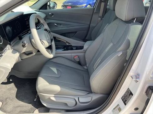Used 2025 Hyundai Elantra SEL image 14