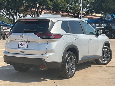 Used 2025 Nissan Rogue SV FWD image 4