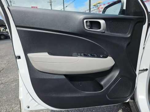 Used 2025 Hyundai Venue SEL FWD image 14