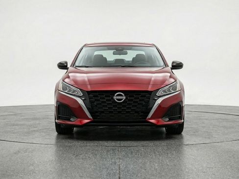 Used 2025 Nissan Altima 2.5 SV FWD image 2