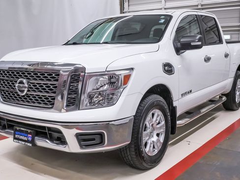Used 2017 Nissan Titan SV image 1