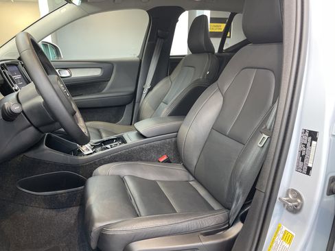 Used 2025 Volvo XC40 B5 Plus image 18