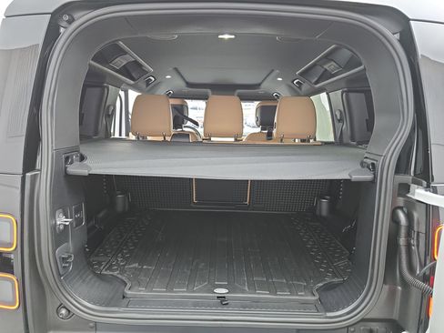 New 2026 Land Rover Defender 110 X-Dynamic SE image 12