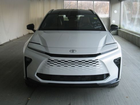 New 2025 Toyota Crown Signia image 4