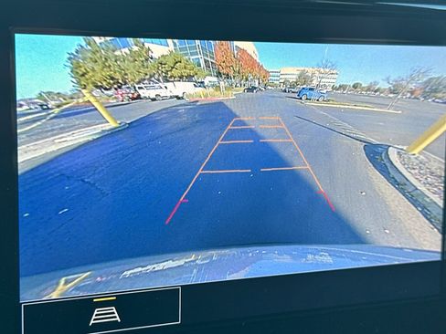 Used 2023 Chevrolet Traverse LT image 27