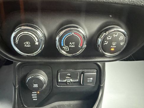 Used 2017 Jeep Renegade Latitude w/ Cold Weather Group image 33