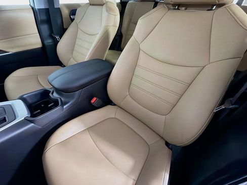 Used 2023 Toyota RAV4 XLE Premium image 12