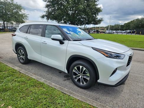 Certified 2024 Toyota Highlander XLE image 7