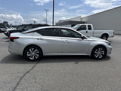 Used 2024 Nissan Altima 2.5 S FWD image 8