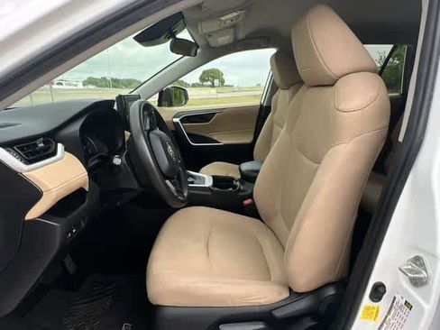 Used 2021 Toyota RAV4 LE AWD/4WD image 11
