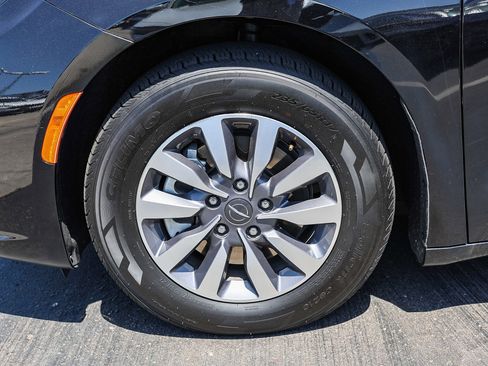 Used 2024 Chrysler Pacifica Limited FWD image 29