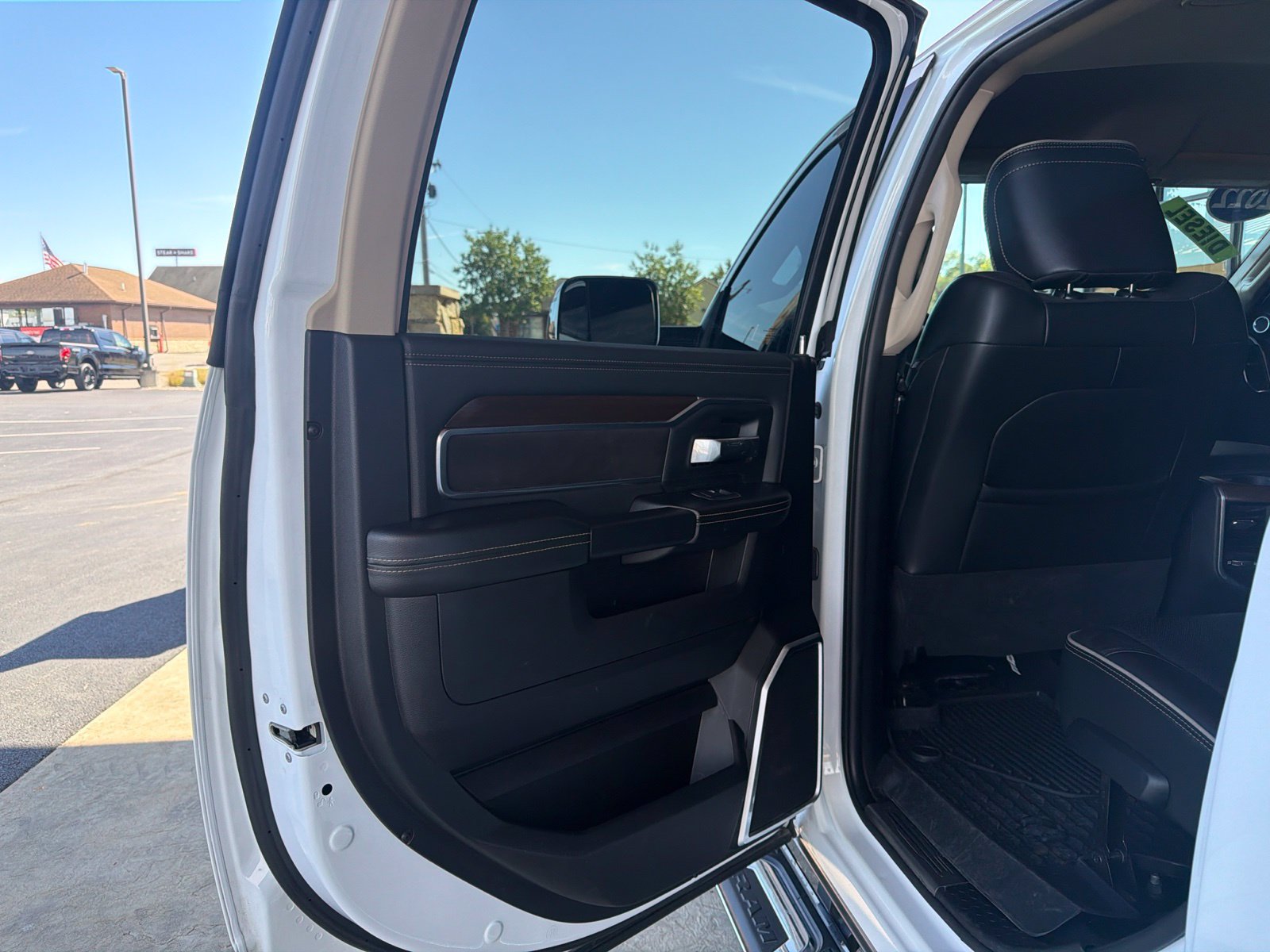 Used 2022 RAM 2500 Laramie AWD/4WD image 2