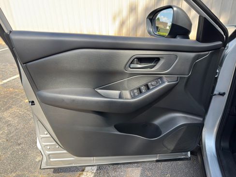 Used 2025 Nissan Rogue S FWD image 34