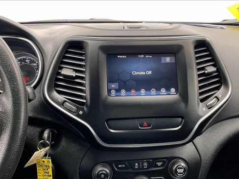 Used 2019 Jeep Cherokee Latitude w/ Popular Appearance Group image 5