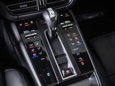 Certified 2026 Porsche Macan AWD/4WD image 24