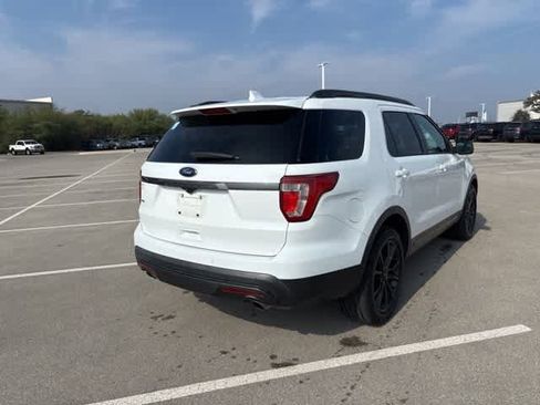 Used 2017 Ford Explorer XLT w/ Equipment Group 202A image 5