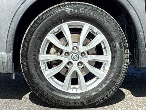 Used 2017 Nissan Rogue SV image 18