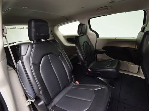 Used 2023 Chrysler Pacifica Touring-L image 21