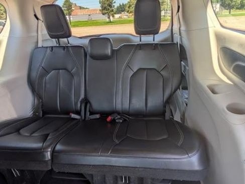 Used 2023 Chrysler Pacifica Touring-L FWD image 18