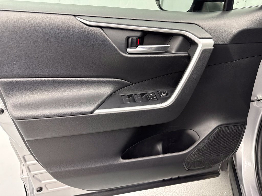 Used 2020 Toyota RAV4 XLE w/ Convenience Package FWD image 20