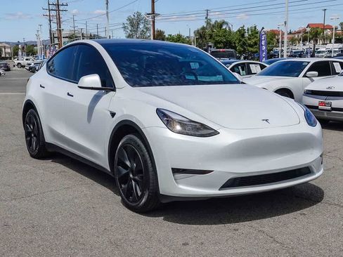 Used 2024 Tesla Model Y 2WD image 3