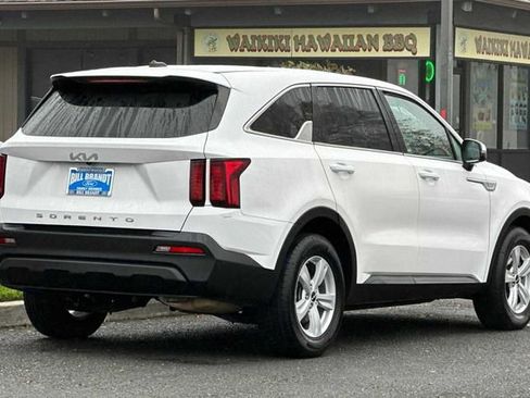 Used 2022 Kia Sorento LX image 3